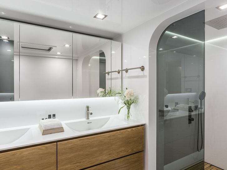 CALMAO Sunreef 74 - master cabin bathroom CALMAO Sunreef 74 - master cabin bathroom