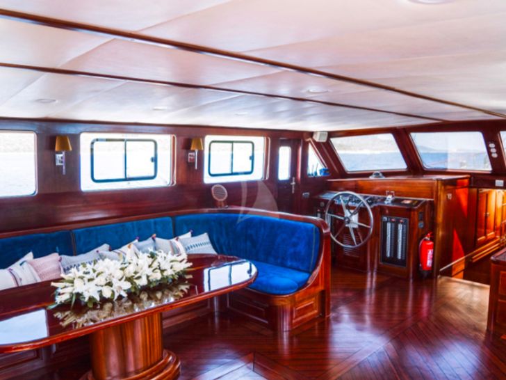 S/Y Capricorn 1 - Saloon