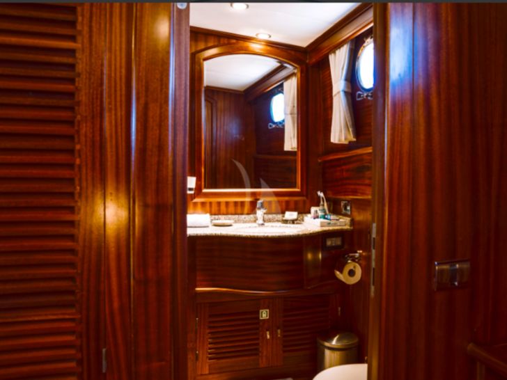 S/Y Capricorn 1 - Bathroom