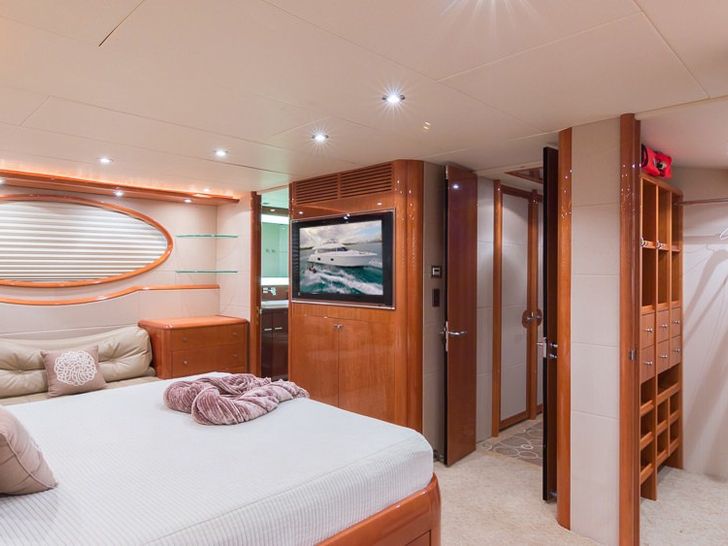 Miami Day Charter Yacht CHIP Lazzara 84 Main Cabin Miami Day Charter Yacht CHIP Lazzara 84 Main Cabin