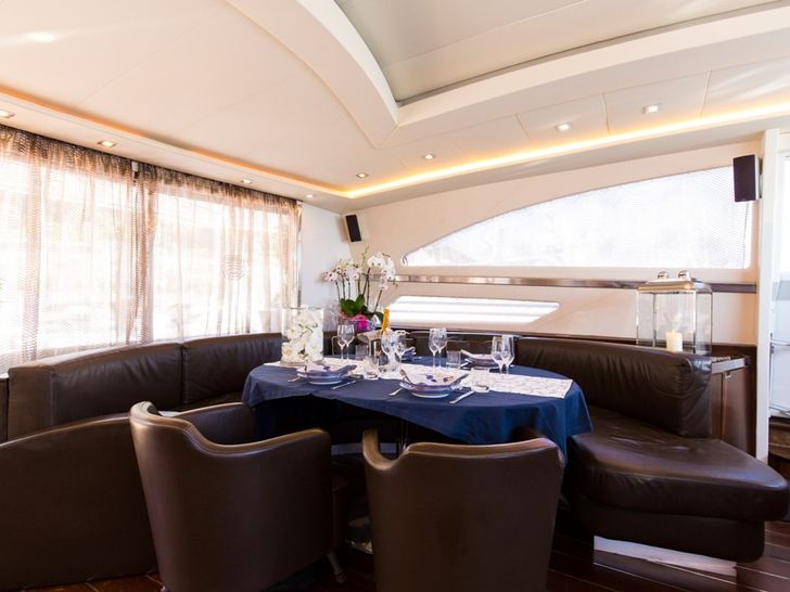CINQUE Pershing 88 Motor Yacht Salon CINQUE Pershing 88 Motor Yacht Salon