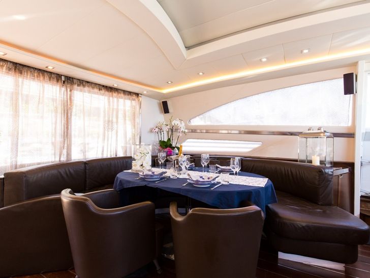 CINQUE Pershing 88 Motor Yacht Salon