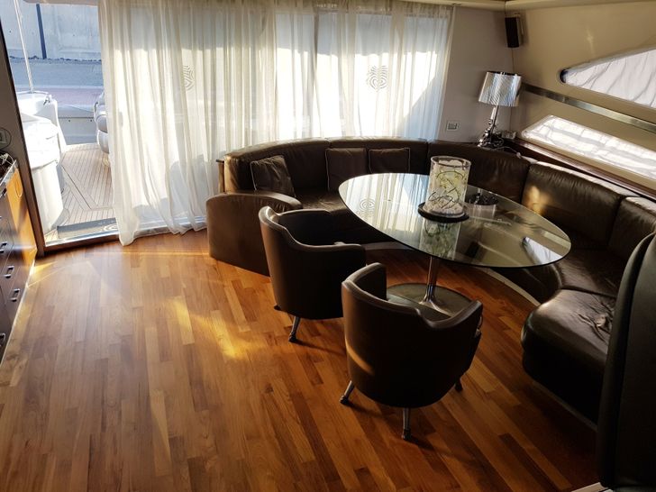 CINQUE Pershing 88 Motor Yacht Salon CINQUE Pershing 88 Motor Yacht Salon