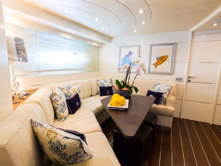 CINQUE Pershing 88 Motor Yacht Salon CINQUE Pershing 88 Motor Yacht Salon