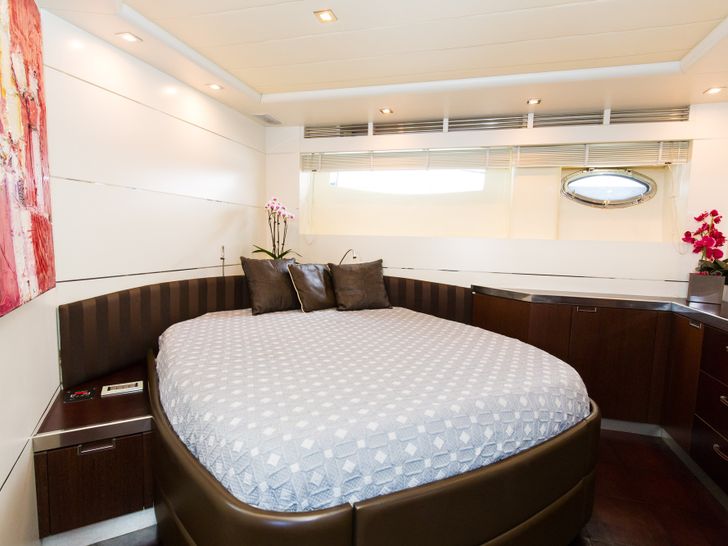 CINQUE Pershing 88 Motor Yacht Main Cabin