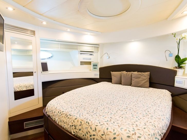 CINQUE Pershing 88 Motor Yacht Guest Cabin