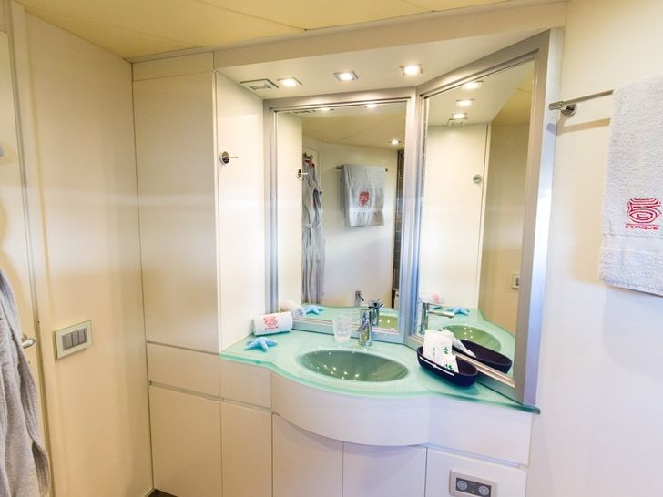 CINQUE Pershing 88 Motor Yacht Bathroom CINQUE Pershing 88 Motor Yacht Bathroom