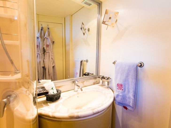 CINQUE Pershing 88 Motor Yacht Bathroom CINQUE Pershing 88 Motor Yacht Bathroom
