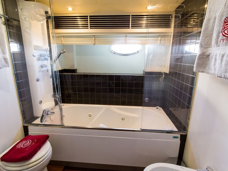 CINQUE Pershing 88 Motor Yacht Bathroom CINQUE Pershing 88 Motor Yacht Bathroom