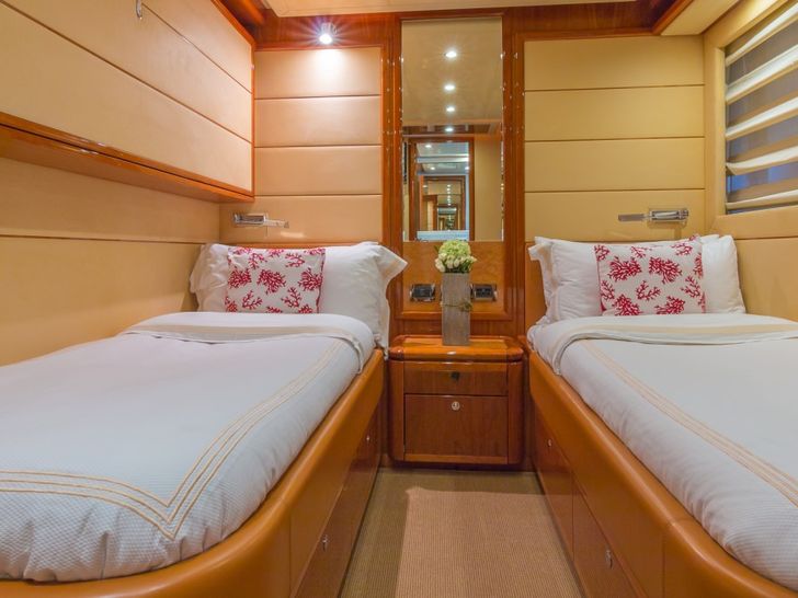 Miami Day Charter Yacht CINQUE MARE Ferretti 88 Twin Cabin