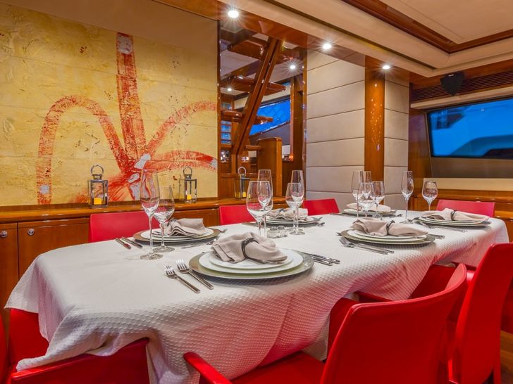 Miami Day Charter Yacht CINQUE MARE Ferretti 88 Dining Table Miami Day Charter Yacht CINQUE MARE Ferretti 88 Dining Table