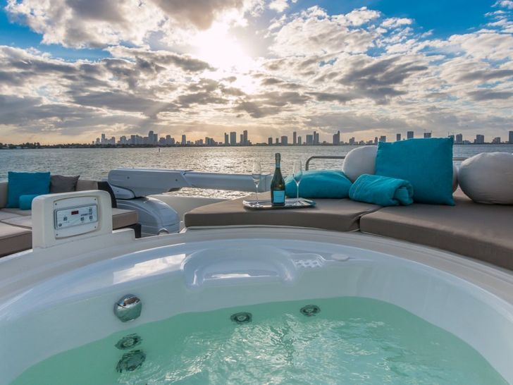 Miami Day Charter Yacht CINQUE MARE Ferretti 88 Jacuzzi