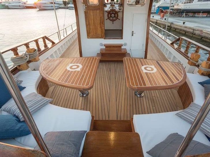 aft deck seating area