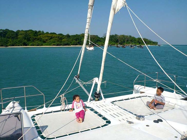 Custom 36 Cat - Trampoline Custom 36 Cat - Trampoline
