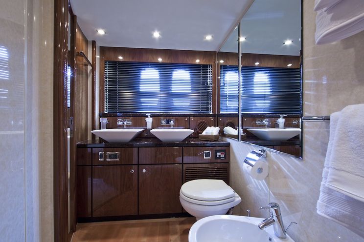 Charter Yacht D5 - Fairline Squadron 78 - 4 Cabins - Antibes - Cannes - Monaco - St Tropez