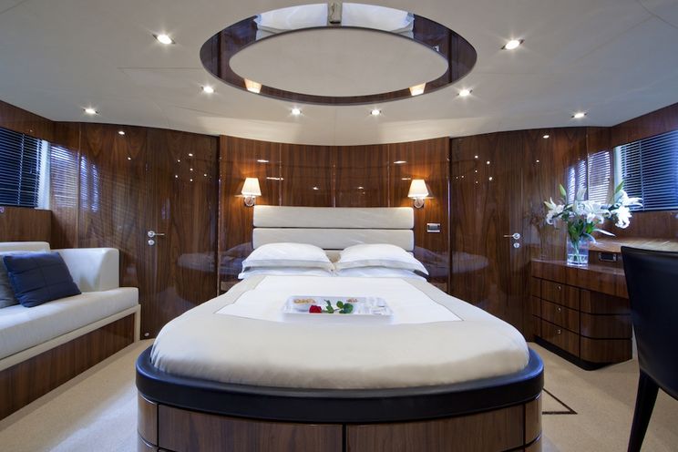 Charter Yacht D5 - Fairline Squadron 78 - 4 Cabins - Antibes - Cannes - Monaco - St Tropez