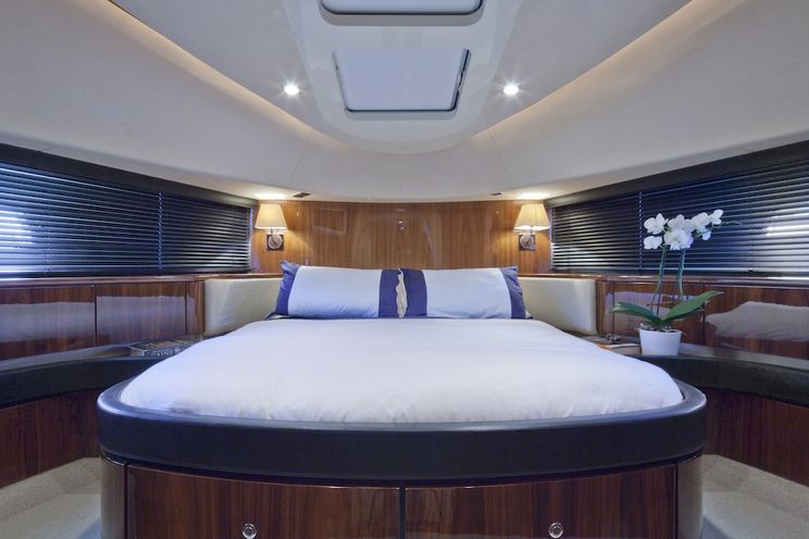 Charter Yacht D5 - Fairline Squadron 78 - 4 Cabins - Antibes - Cannes - Monaco - St Tropez