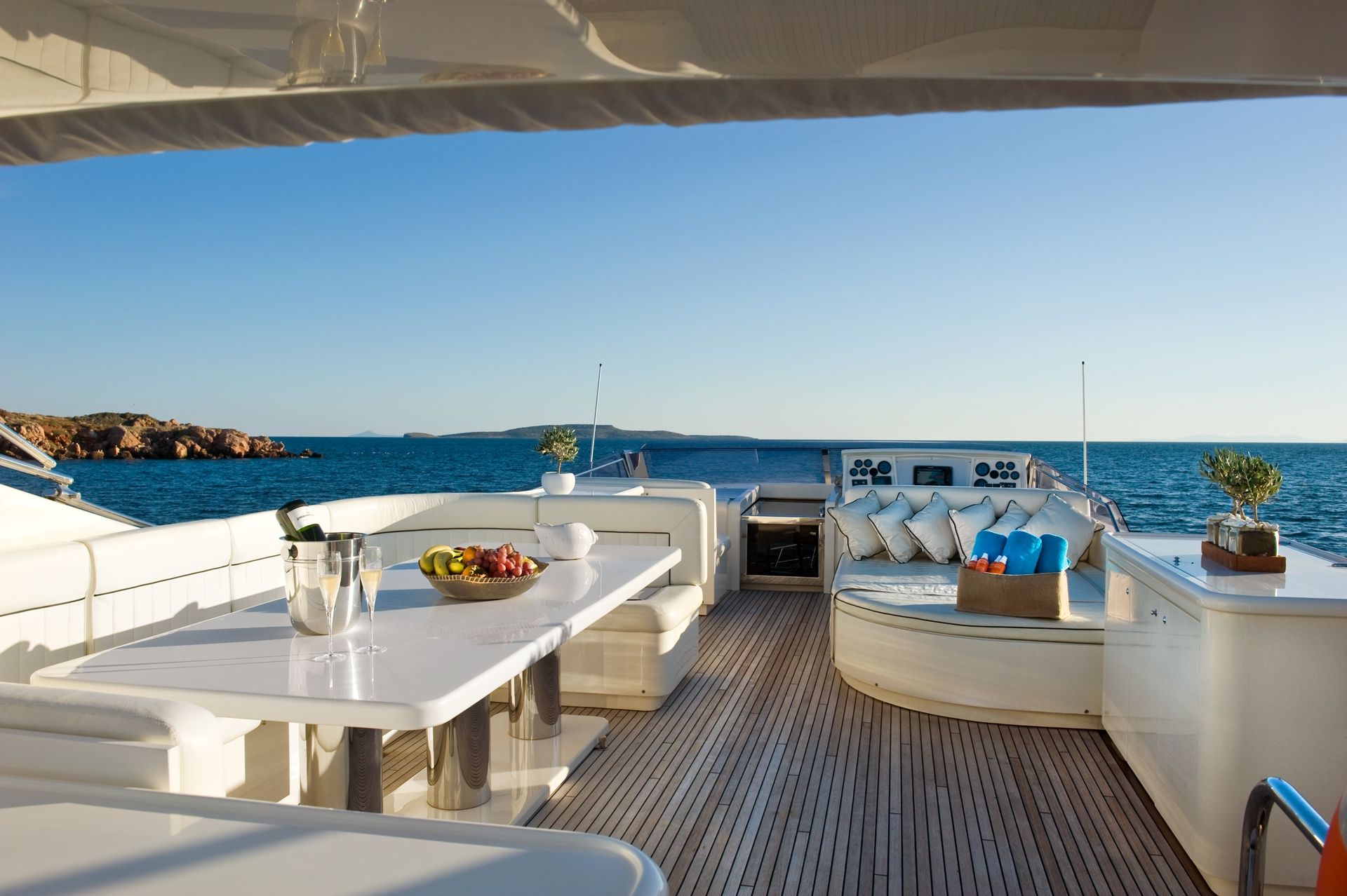 - Luxury - Posilippo 4 80 Motor - Yacht Kos DILIAS Crewed Mykonos - Boatbookings - Athens - Cabins