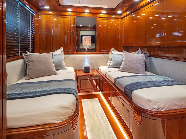 DIVINE - Twin Cabin DIVINE - Twin Cabin