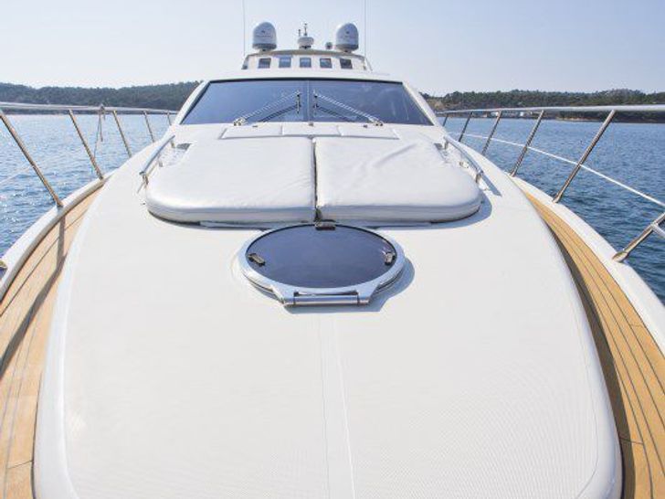 DONNA LOKA - Crewed motor yacht - Bow Sunpads