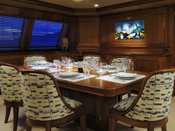 DRUMBEAT Alloy 53m Luxury Sailing Yacht Dining DRUMBEAT Alloy 53m Luxury Sailing Yacht Dining