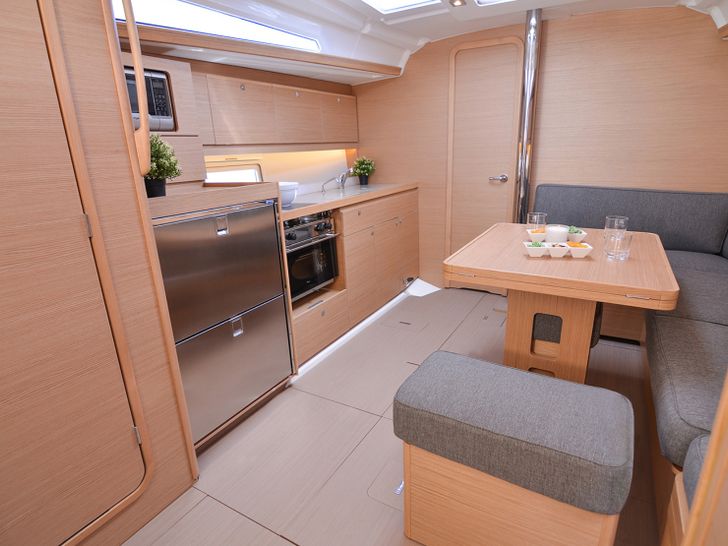 Dufour 390GL Dining