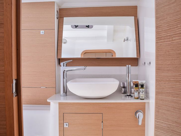 Dufour 460GL Bathroom