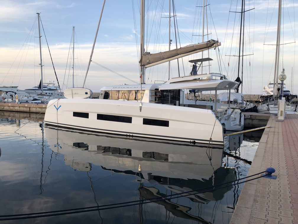 Charter Yacht Dufour 48 - 2019 - 4 double + 1 twin cabin