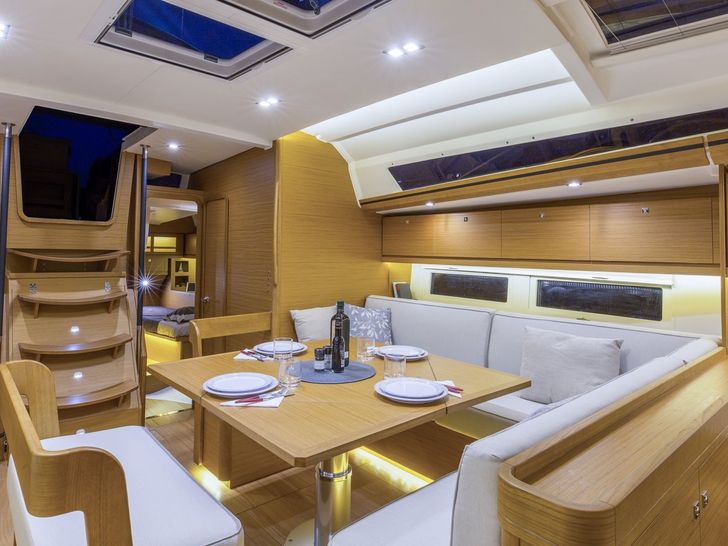 Dufour 520 Salon Dufour 520 Salon