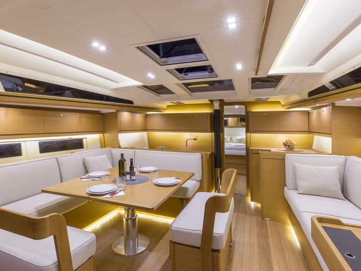 Dufour 520 Dining Dufour 520 Dining