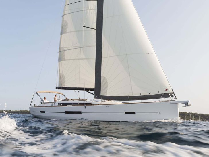 Dufour 520 Sailing