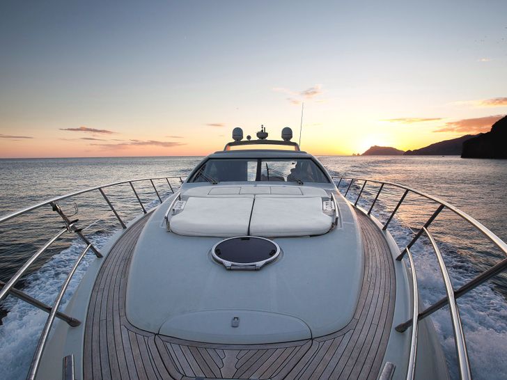 Foredeck with sun mattresses Foredeck with sun mattresses