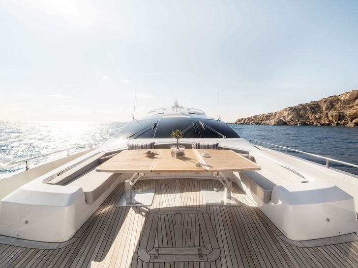 ELEVEN I Italcraft 90 foredeck ELEVEN I Italcraft 90 foredeck
