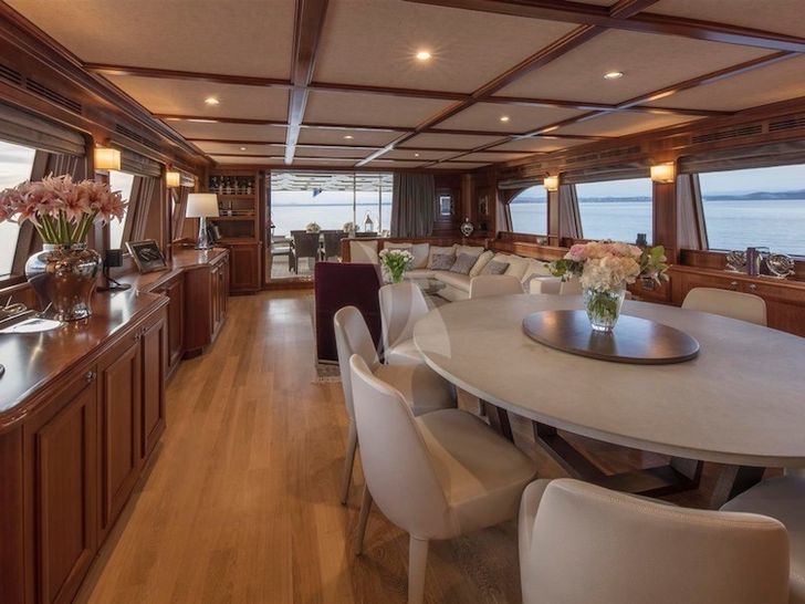 ENA Ferretti Custom Line Navetta 30 - indoor dining ENA Ferretti Custom Line Navetta 30 - indoor dining