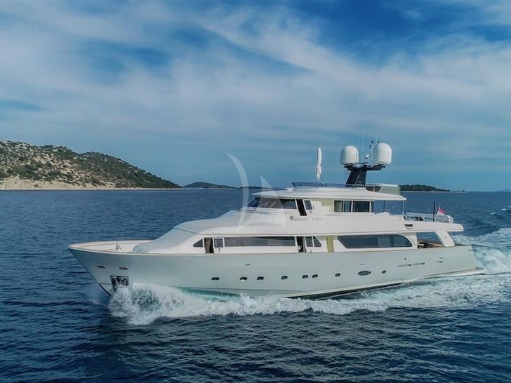 ENA Ferretti Custom Line Navetta 30 - cruising ENA Ferretti Custom Line Navetta 30 - cruising