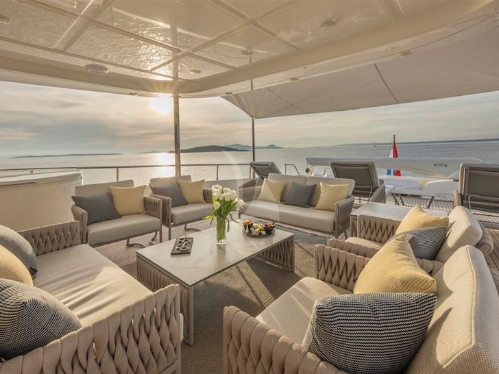 ENA Ferretti Custom Line Navetta 30 - alfresco lounge ENA Ferretti Custom Line Navetta 30 - alfresco lounge