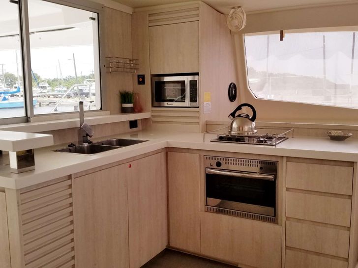 ENDLESS OPTIONS Leopard 48 - Galley ENDLESS OPTIONS Leopard 48 - Galley