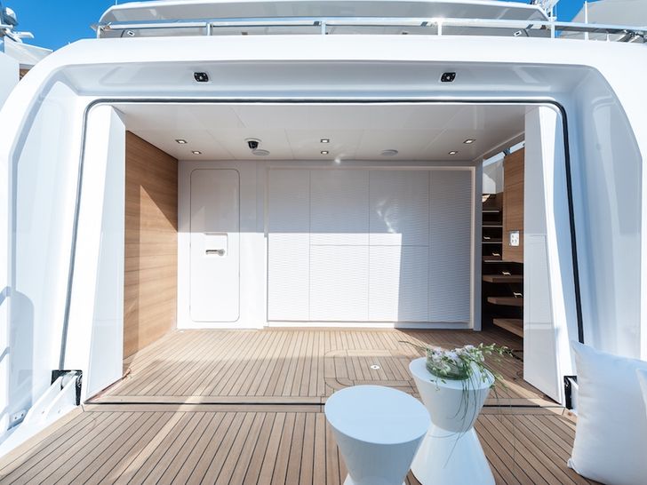 ENTOURAGE Admiral 47m Luxury Superyacht Beach Club ENTOURAGE Admiral 47m Luxury Superyacht Beach Club