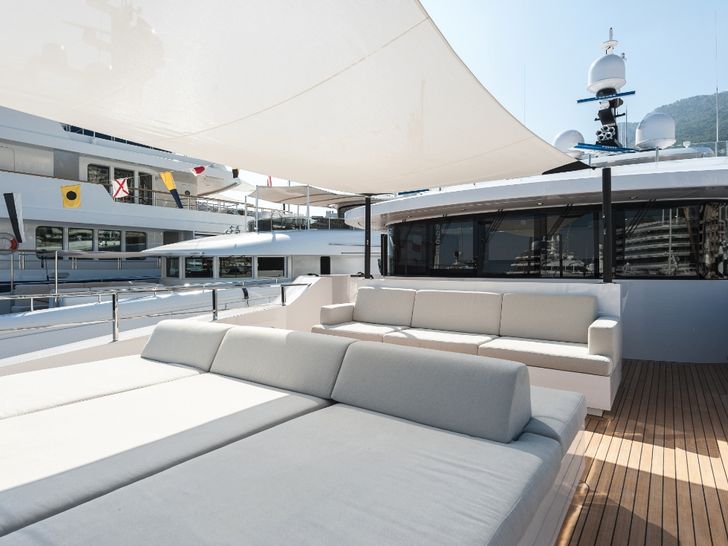ENTOURAGE Admiral 47m Luxury Superyacht Sun Lounge ENTOURAGE Admiral 47m Luxury Superyacht Sun Lounge