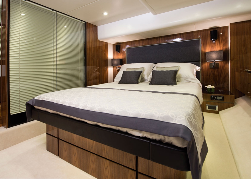 Charter Yacht Fairline Squadron 62 GT - 3 Cabins - Cannes - Golfe Juan - Antibes - France