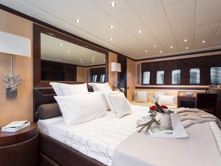 FIVE STARS - Mangusta(Overmarine)92` - master cabin