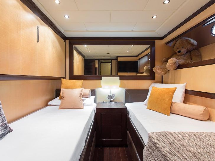 FIVE STARS - Mangusta(Overmarine)92` - twin cabin