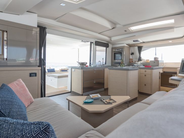 Fountaine Pajot Saona 47 Saloon Fountaine Pajot Saona 47 Saloon