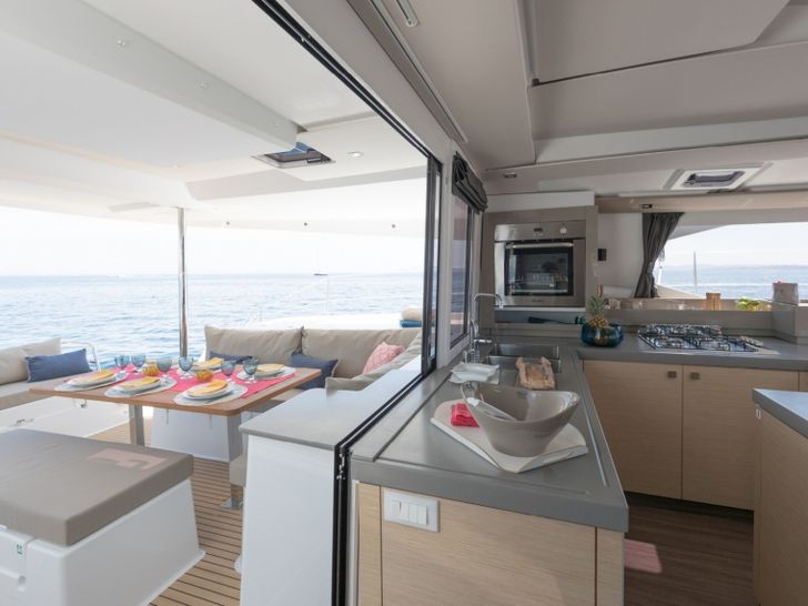 Fountaine Pajot Saona 47 Dining