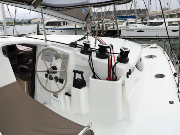 Fountaine Pajot Lipari 41 Helm Fountaine Pajot Lipari 41 Helm