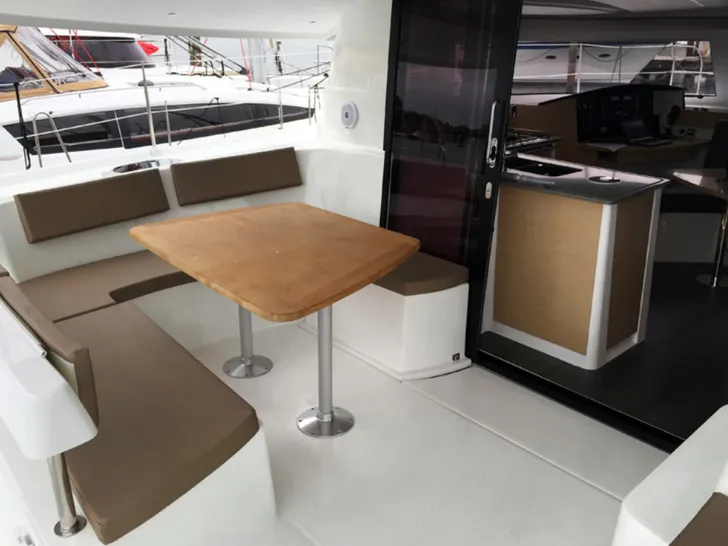 Fountaine Pajot Lipari 41 Cockpit Fountaine Pajot Lipari 41 Cockpit