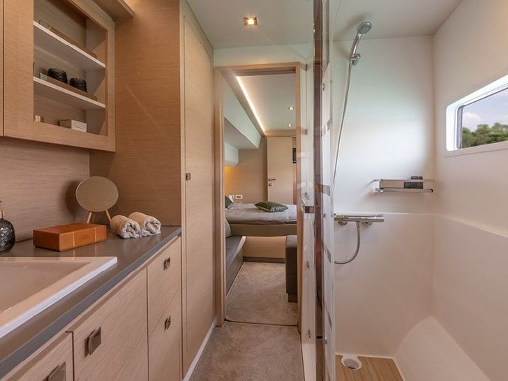 Fountaine Pajot MY 40 Bathroom