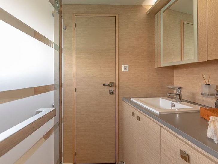 Fountaine Pajot MY 40 Bathroom Fountaine Pajot MY 40 Bathroom