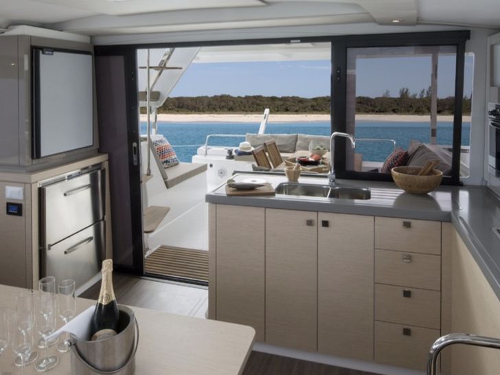 Fountaine Pajot Lucia 40 Salon Fountaine Pajot Lucia 40 Salon