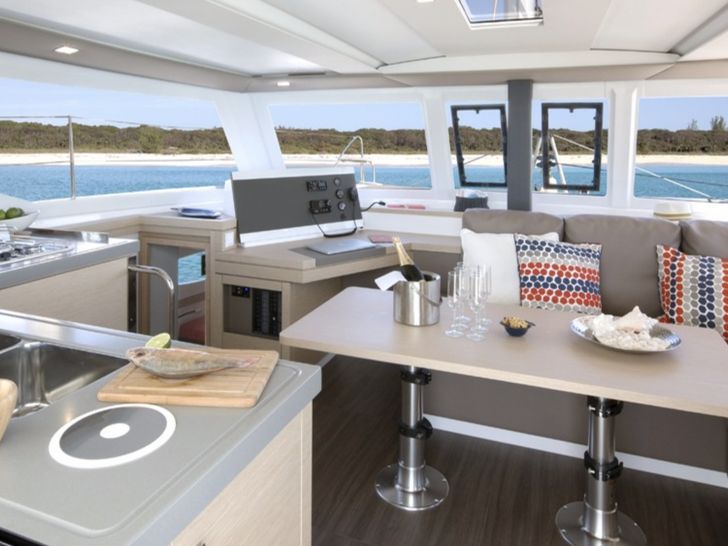 Fountaine Pajot Lucia 40 Dining Fountaine Pajot Lucia 40 Dining